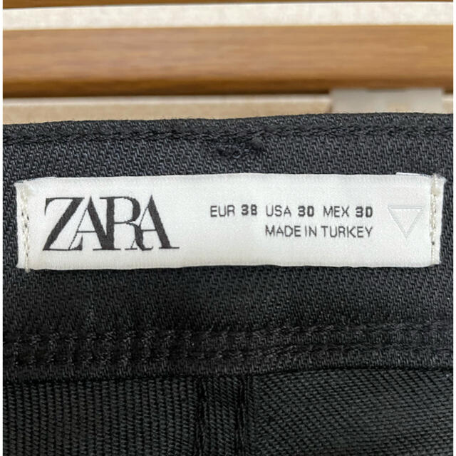 ZARA(ザラ)のZARA コーティングパンツ  ブラックスリムパンツ　ブラックスキニーパンツ メンズのパンツ(デニム/ジーンズ)の商品写真