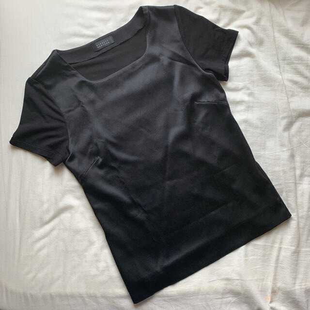 BARNEYS NEW YORK(バーニーズニューヨーク)のBARNEYS NEW YORK シルクストレッチカットソー ショートスリーブ黒 レディースのトップス(Tシャツ(半袖/袖なし))の商品写真