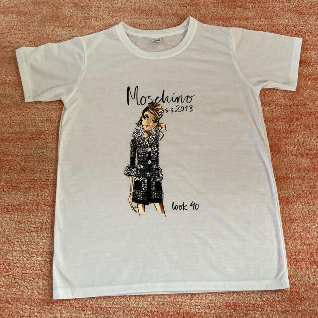 MOSCHINO(モスキーノ)のモスキーノ　Tシャツ　白　moschino x 25ans 付録　ノベルティー レディースのトップス(Tシャツ(半袖/袖なし))の商品写真