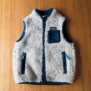 パタゴニア(patagonia)のセール！patagonia パタゴニア ボアベスト オフホワイト 4T  美品(ジャケット/上着)