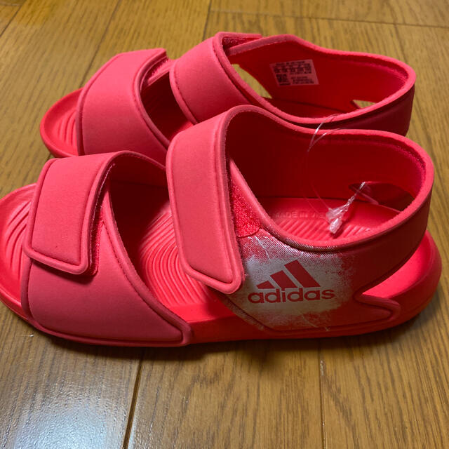 adidas(アディダス)のadidas(ピンク)【Jr/20.0/新品】 キッズ/ベビー/マタニティのキッズ靴/シューズ(15cm~)(サンダル)の商品写真