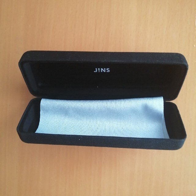 JINS(ジンズ)のJINSメガネケース　黒　メガネ拭き付き　新品未使用品　 メンズのファッション小物(サングラス/メガネ)の商品写真