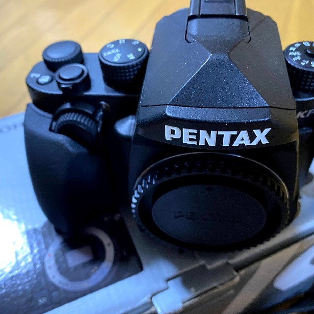 PENTAX(ペンタックス)のPENTAX KP ボディ　Ｌグリップ付き スマホ/家電/カメラのカメラ(デジタル一眼)の商品写真