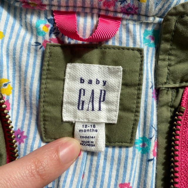 babyGAP(ベビーギャップ)のbabyGap 上着　カーキー　裏地　花柄　女の子 キッズ/ベビー/マタニティのキッズ服女の子用(90cm~)(ジャケット/上着)の商品写真