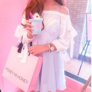 ハニーミーハニー(Honey mi Honey)のお値下げ♡honeymihoney リボン付きオフショルダートップス(カットソー(半袖/袖なし))