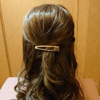 ビブジョー(VIBGYOR)のシンプルメタルヘアクリップ ゴールド(バレッタ/ヘアクリップ)