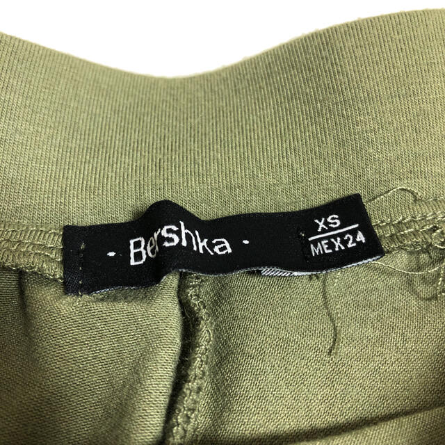 Bershka(ベルシュカ)の【春先にピッタリ】サラサラ膝丈スカート レディースのスカート(ひざ丈スカート)の商品写真