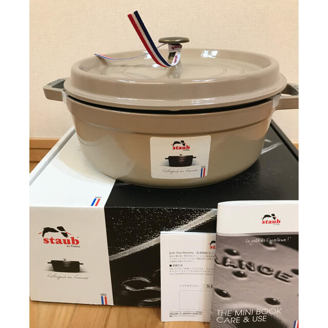 STAUB(ストウブ)のレア限定色【保証付新品未使用】staub　シャローココット　リネン　26cm インテリア/住まい/日用品のキッチン/食器(鍋/フライパン)の商品写真