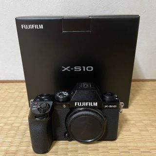 フジフイルム(富士フイルム)の富士フイルム x-s10 純正バッテリー付き(ミラーレス一眼)