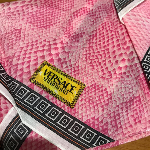 Gianni Versace(ジャンニヴェルサーチ)のジャンニベルサーチ＊大判ハンカチーフ レディースのファッション小物(ハンカチ)の商品写真
