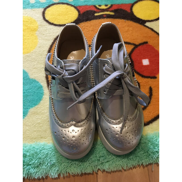 JENNI(ジェニィ)のJENNI 厚底 スニーカー シルバー キッズ/ベビー/マタニティのキッズ靴/シューズ(15cm~)(スニーカー)の商品写真