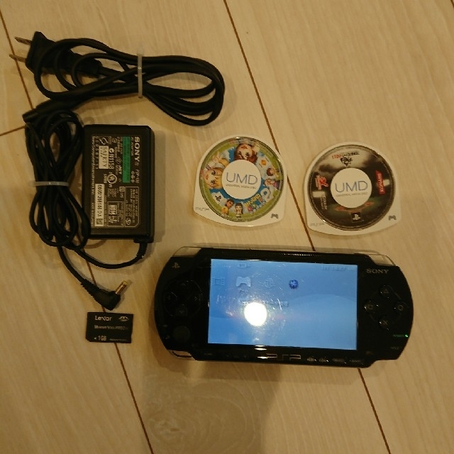 PlayStation Portable(プレイステーションポータブル)の良品☆psp本体☆黒  バッテリー、充電器、メモリー、ゲーム２つセット。動作OK エンタメ/ホビーのゲームソフト/ゲーム機本体(携帯用ゲーム機本体)の商品写真