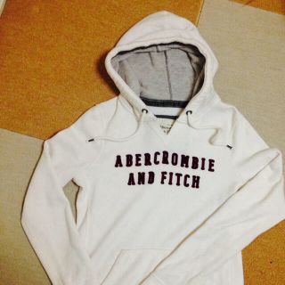 アバクロンビーアンドフィッチ(Abercrombie&Fitch)のアバクロ ホワイトパーカー(パーカー)