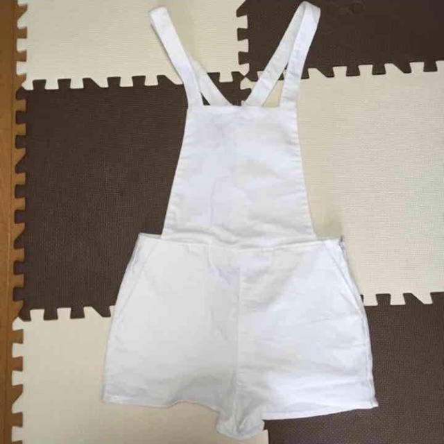 H&M(エイチアンドエム)のホワイトショートサロペット レディースのパンツ(サロペット/オーバーオール)の商品写真