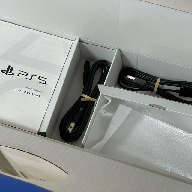 PlayStation(プレイステーション)のPS5 本体 ディスクドライブ搭載モデル CFI-1000A01 エンタメ/ホビーのゲームソフト/ゲーム機本体(家庭用ゲーム機本体)の商品写真
