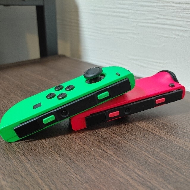 任天堂(ニンテンドウ)のJoy-Con ジョイコン スプラトゥーンカラー  左右セット エンタメ/ホビーのゲームソフト/ゲーム機本体(家庭用ゲーム機本体)の商品写真