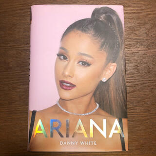 Ariana: The Biography アリアナグランデ(洋書)
