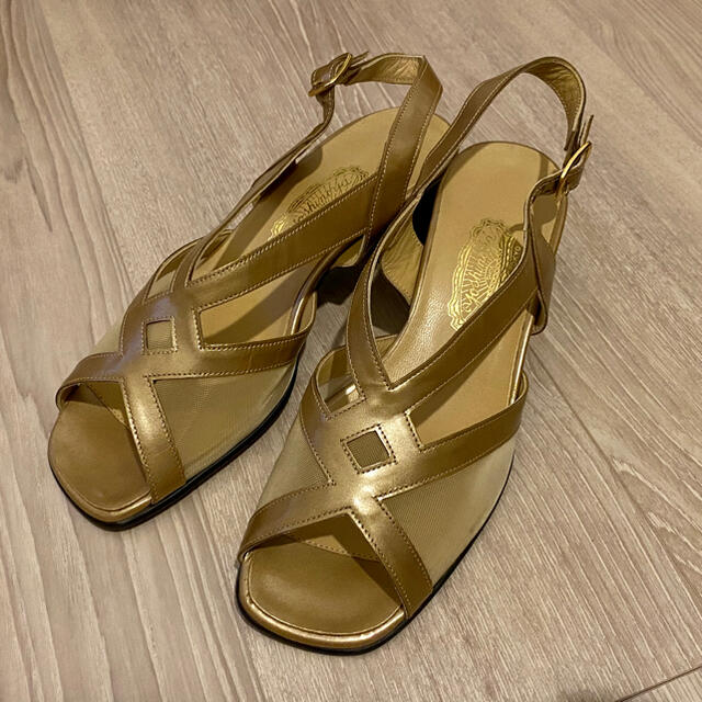 銀座ヨシノヤのゴールドのチュールサンダル レディースの靴/シューズ(サンダル)の商品写真