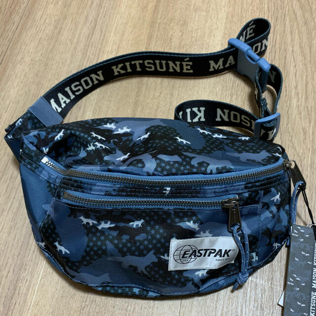 MAISON KITSUNE'(メゾンキツネ)のEASTPAK メゾンキツネコラボ　ウエストポーチ メンズのバッグ(ウエストポーチ)の商品写真