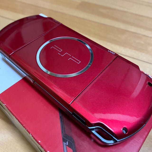 PlayStation Portable(プレイステーションポータブル)のPSP-3000 レッド エンタメ/ホビーのゲームソフト/ゲーム機本体(携帯用ゲーム機本体)の商品写真