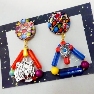 十字架とtiger  ピアス イヤリング とらトラ 虎 クロス cross (ピアス)