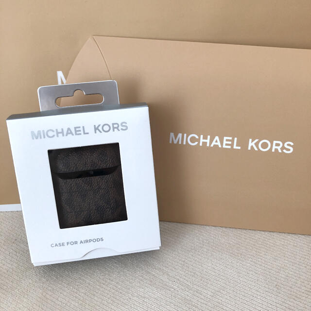 Michael Kors(マイケルコース)の付属品付き新品★MICHAEL KORS エアーポッズ ケース MKシグネチャー スマホ/家電/カメラのスマホアクセサリー(iPhoneケース)の商品写真