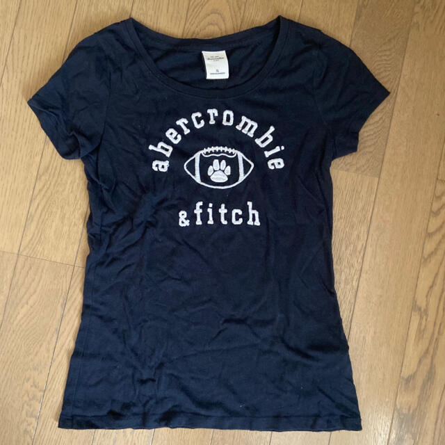 Abercrombie&Fitch(アバクロンビーアンドフィッチ)のアバクロ Tシャツ レディース　ネイビー  ロゴTシャツ　ドッグ　犬　ラグビー レディースのトップス(Tシャツ(半袖/袖なし))の商品写真
