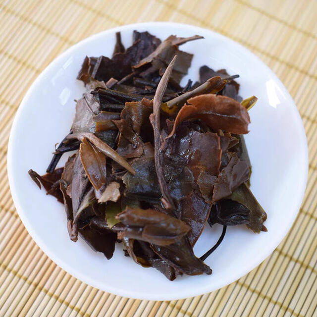 2017秋季高山　老白茶　茶餅　ホワイトティー　350g  食品/飲料/酒の飲料(茶)の商品写真