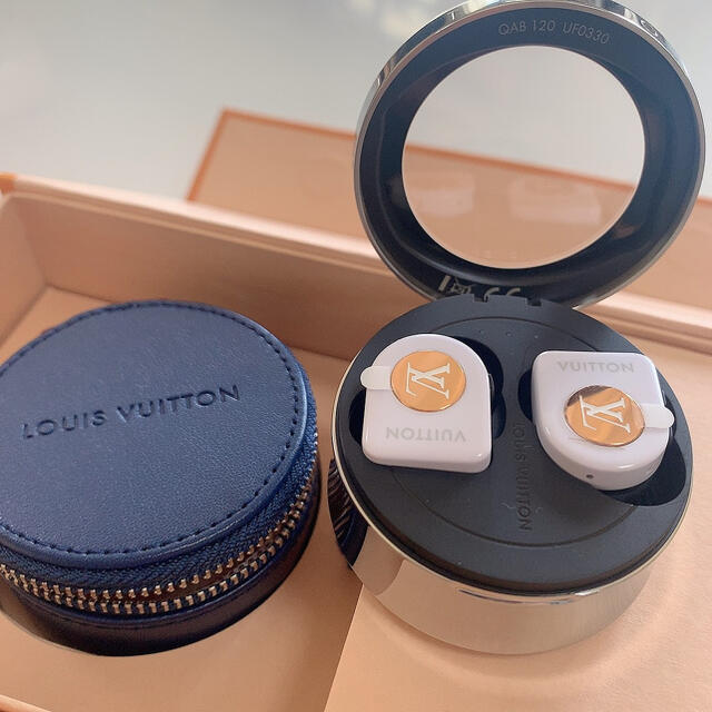 LOUIS VUITTON(ルイヴィトン)の新品未使用品！ルイ・ヴィトン ホライゾン イヤホン ホワイト定価¥145,200 スマホ/家電/カメラのオーディオ機器(ヘッドフォン/イヤフォン)の商品写真