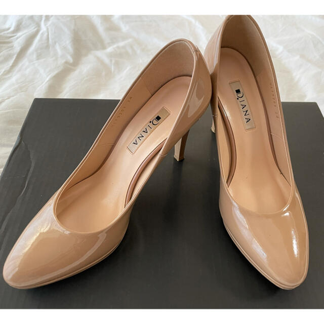 DIANA(ダイアナ)のDIANA ダイアナ　パンプス　ベージュ　エナメル　美脚 レディースの靴/シューズ(ハイヒール/パンプス)の商品写真