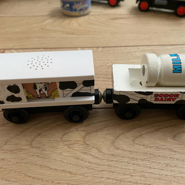 Takara Tomy - 木製トーマス ミルクバレルカーとカウカーのセットの