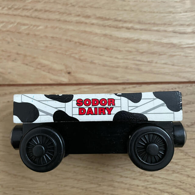 Takara Tomy - 木製トーマス ミルクバレルカーとカウカーのセットの