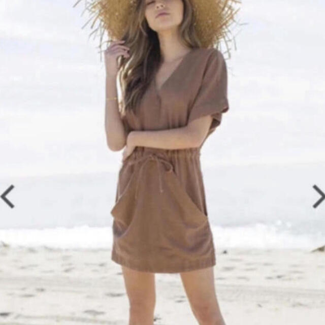 ALEXIA STAM(アリシアスタン)の即完売 alexiastam Linen V-Neck Dress Brown レディースのワンピース(ミニワンピース)の商品写真