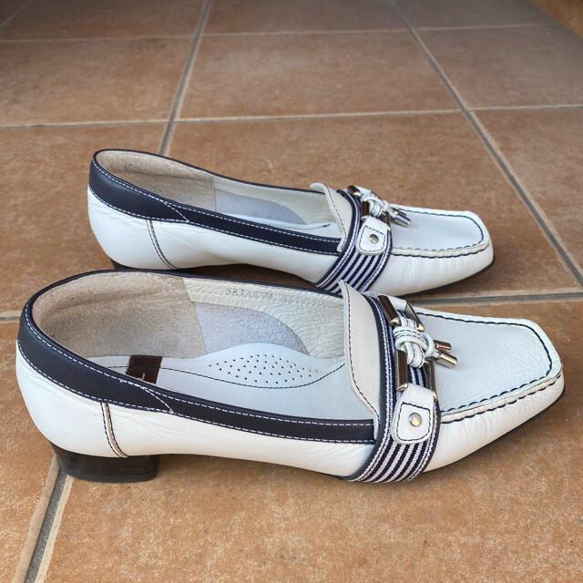 REGAL(リーガル)のあきさん専用　REGAL パンプス　白　24cm レディースの靴/シューズ(ハイヒール/パンプス)の商品写真