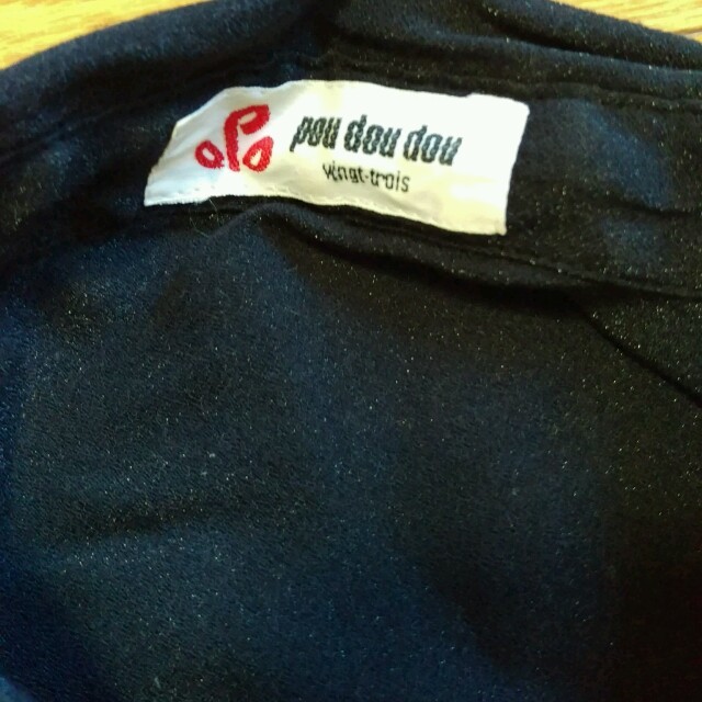 Rassurer POU DOU DOU(ラシュレプゥードゥドゥ)の黒少しラメ入りシャツ レディースのトップス(シャツ/ブラウス(長袖/七分))の商品写真