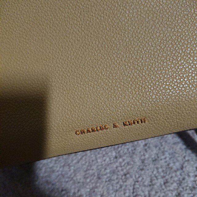 Charles and Keith(チャールズアンドキース)のCHARLES&KEITH ラージターンロックトートバッグ レディースのバッグ(ショルダーバッグ)の商品写真