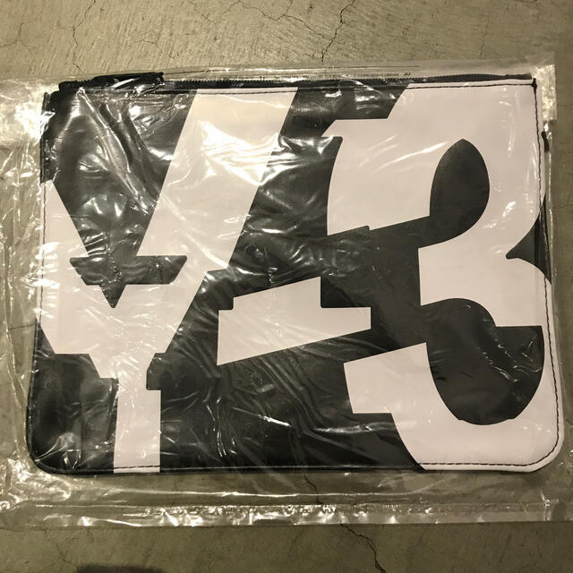 Y-3(ワイスリー)の【期間限定限定値下げ【新品未使用】Y-3 クラッチバッグ非売品 ノベルティ メンズのバッグ(セカンドバッグ/クラッチバッグ)の商品写真