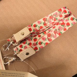 キャスキッドソン(Cath Kidston)の【よりよりこ様専用】新品２点☆キャス・キッドソンランヤードストロベリー(ネックストラップ)