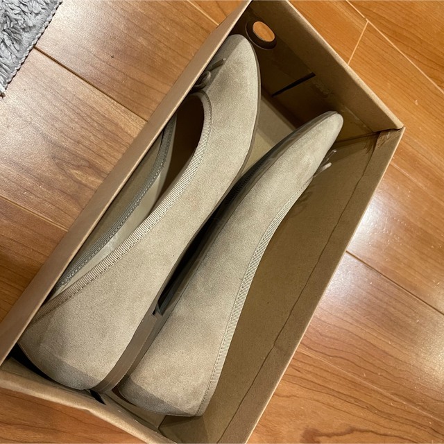 GU(ジーユー)のベージュ　バレエシューズ レディースの靴/シューズ(ハイヒール/パンプス)の商品写真