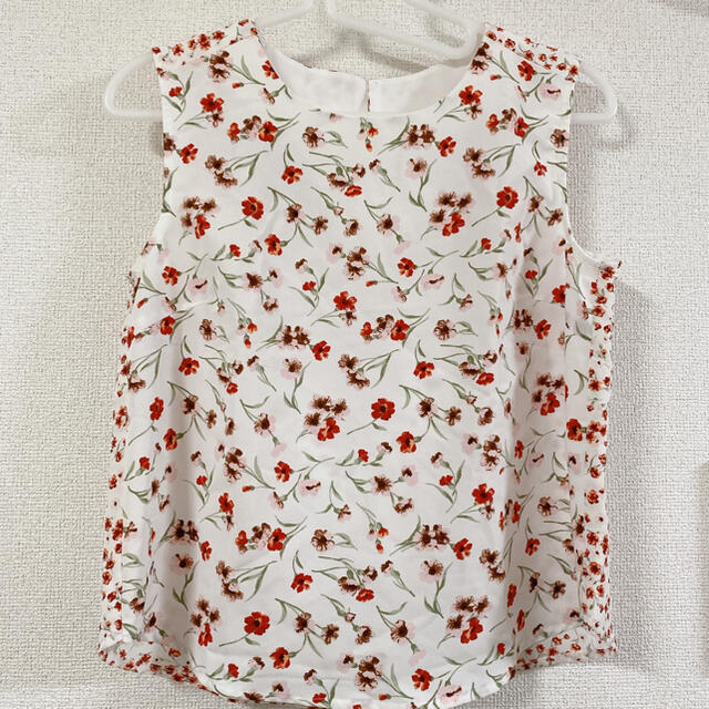 GU(ジーユー)の花柄 ノースリーブ ブラウス レディースのトップス(シャツ/ブラウス(半袖/袖なし))の商品写真
