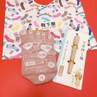 クツシタヤ(靴下屋)の靴下屋　tabio 足ツボプリント5本指ソックス ピンク(ツボ押し棒付き)(ソックス)