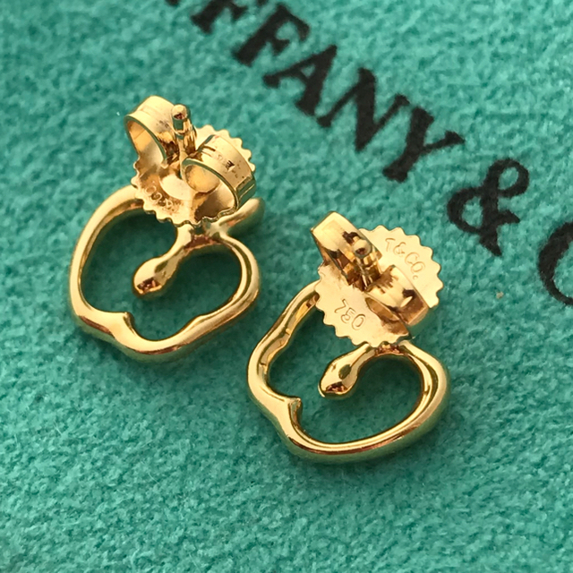 Tiffany & Co. - Tiffany K18YG アップルピアスの通販 by こうふくや ...