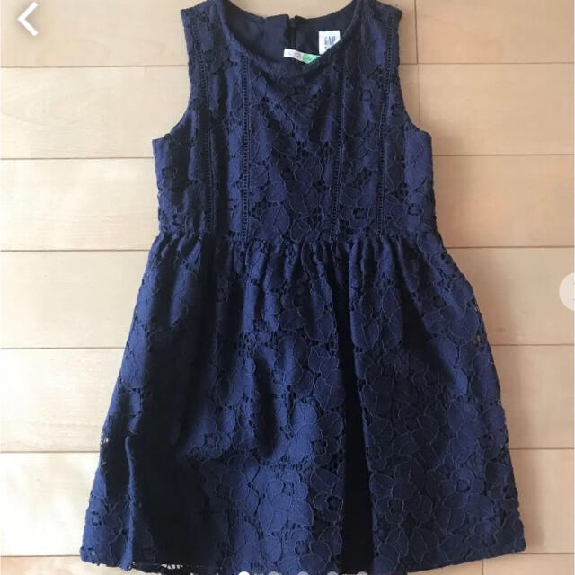 GAP Kids(ギャップキッズ)のお値下げしました！GAP Kids 花柄レースワンピース　紺色　120 キッズ/ベビー/マタニティのキッズ服女の子用(90cm~)(ワンピース)の商品写真