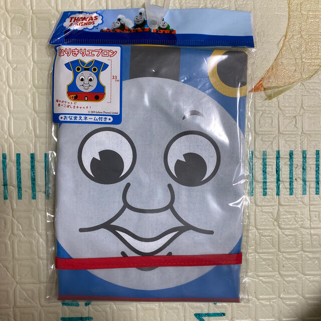 Disney(ディズニー)のトーマス　なりきりエプロン　新品 キッズ/ベビー/マタニティの授乳/お食事用品(お食事エプロン)の商品写真