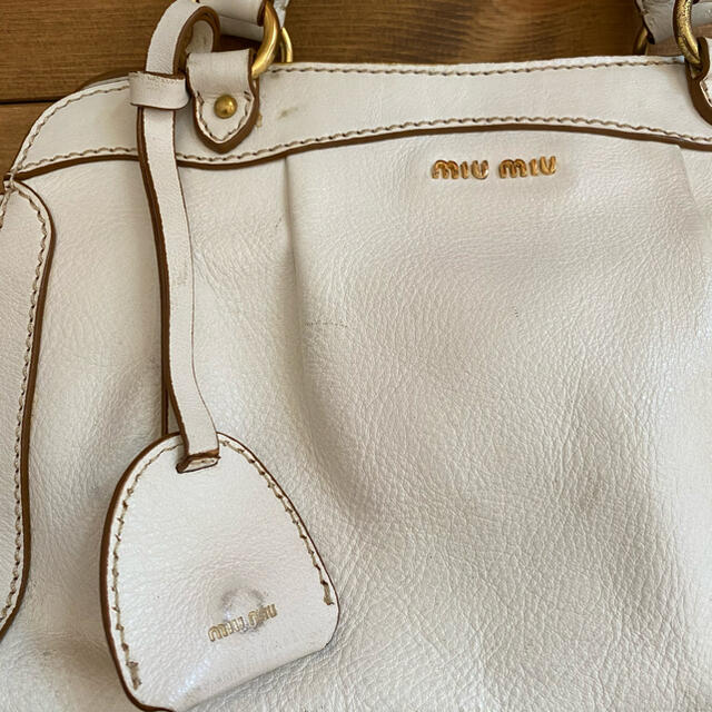 ホワイト　白　ハンドバッグ　miumiu風 レディースのバッグ(ハンドバッグ)の商品写真