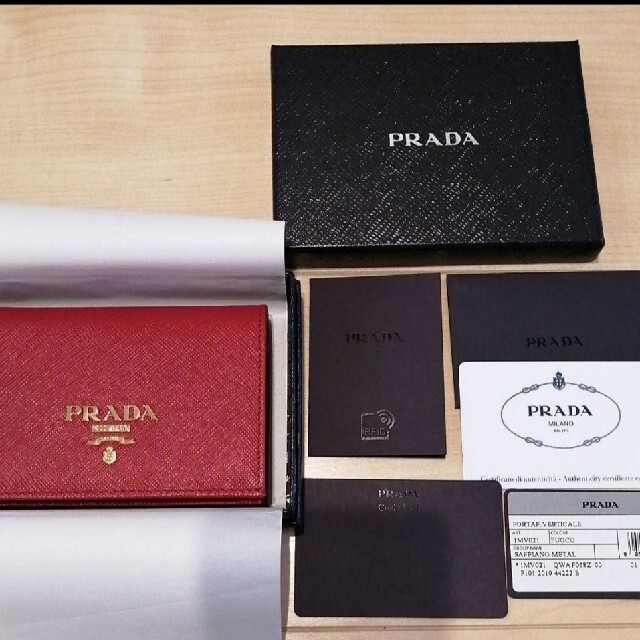 PRADA(プラダ)のPRADA　折り財布　新品未使用 レディースのファッション小物(財布)の商品写真