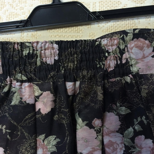 L'EST ROSE(レストローズ)のレストローズ  ローズ柄スカート レディースのスカート(ひざ丈スカート)の商品写真