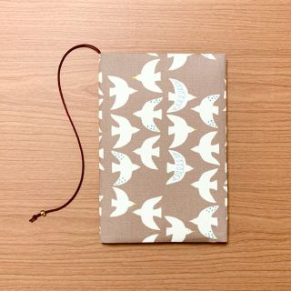 《 四六判》ブックカバー  ハンドメイド バード ピンクベージュ(ブックカバー)