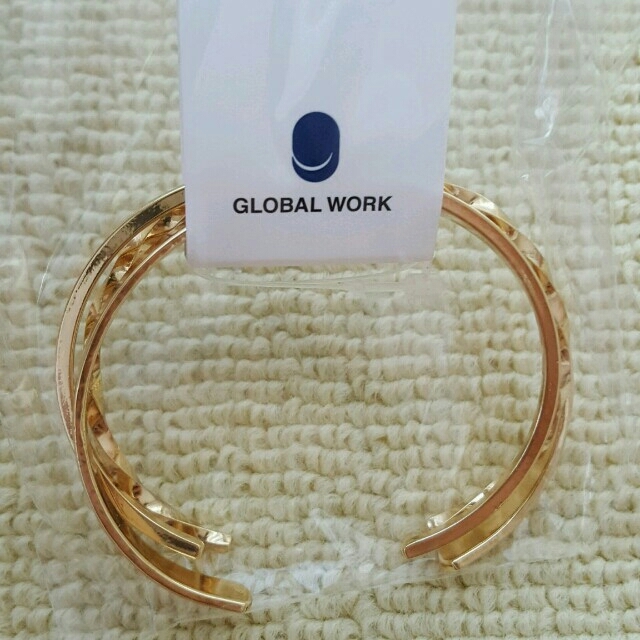 GLOBAL WORK(グローバルワーク)のゴールドバングル　タグ付き レディースのアクセサリー(ブレスレット/バングル)の商品写真