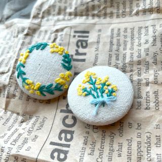 刺繍　ヘアゴム　ミモザのくるみボタン(ヘアアクセサリー)